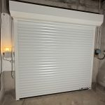 Installation d&rsquo;une porte de garage enroulable à manoeuvre électrique à commande de secours et télécommandes à Ingersheim proche de Colmar.