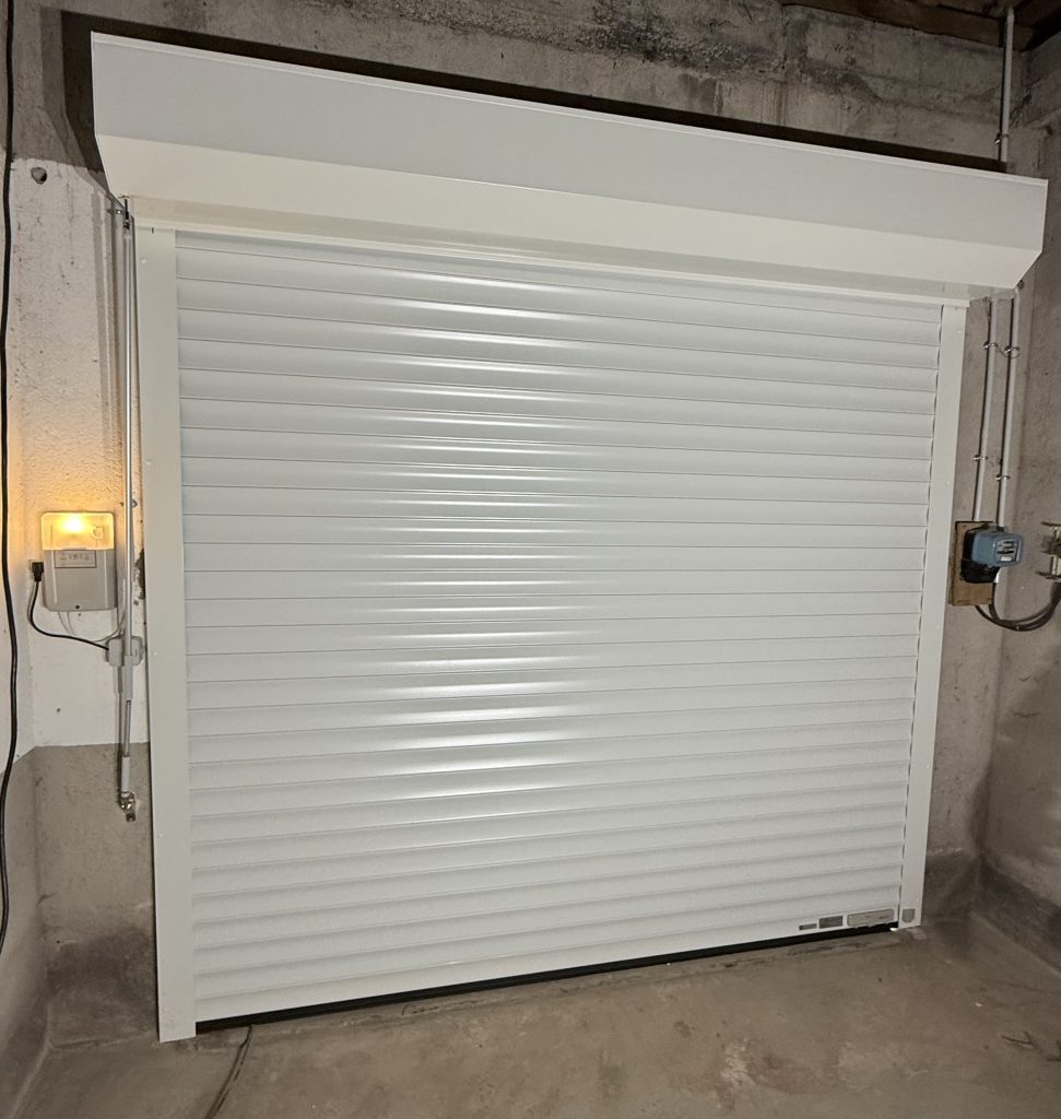 Installation d’une porte de garage enroulable à manoeuvre électrique à commande de secours et télécommandes à Ingersheim proche de Colmar. Installation d’une porte de garage enroulable à manoeuvre électrique à commande de secours et télécommandes à Ingersheim proche de Colmar.
