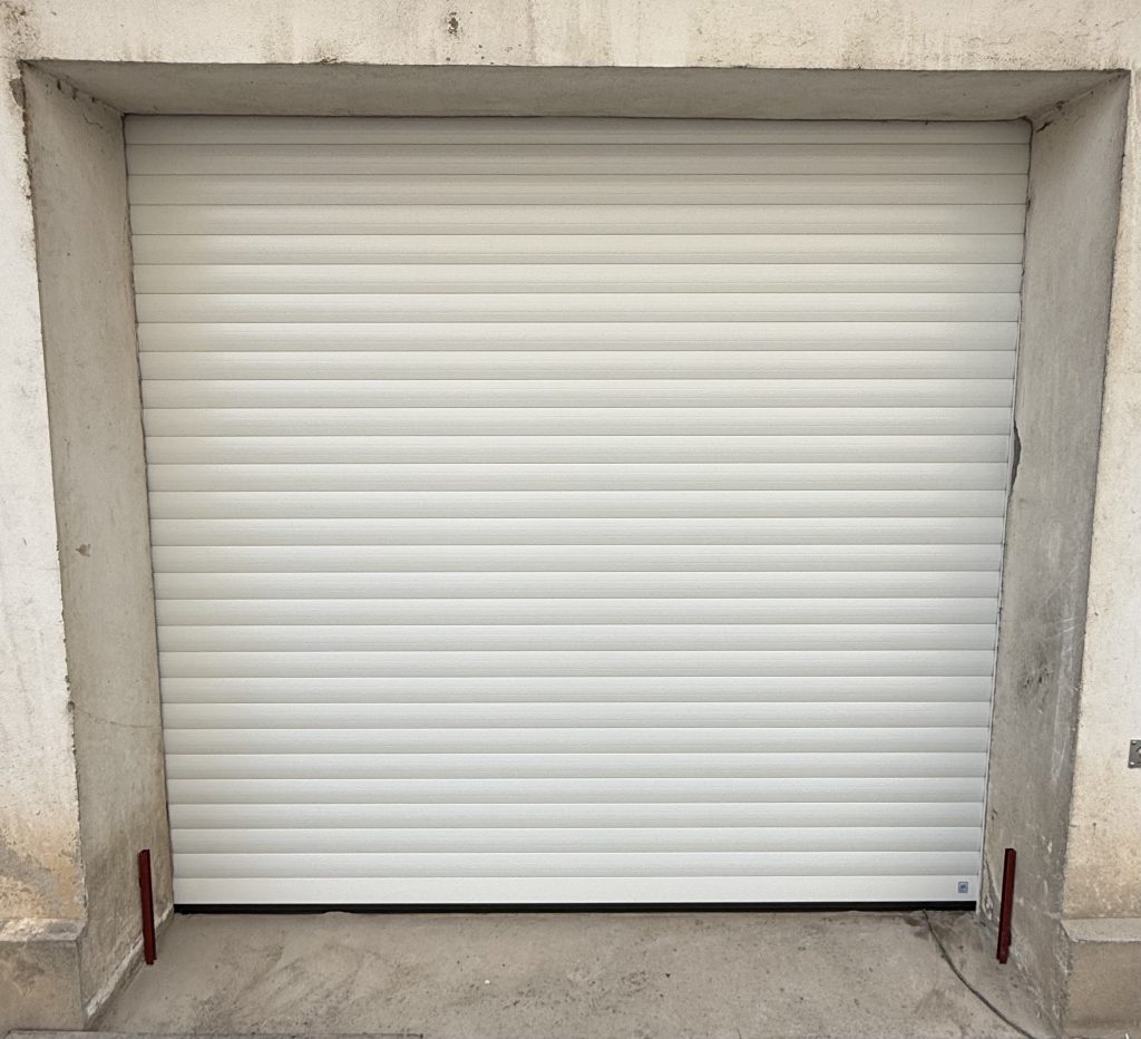 Installation d’une porte de garage enroulable à manoeuvre électrique à commande de secours et télécommandes à Ingersheim proche de Colmar.