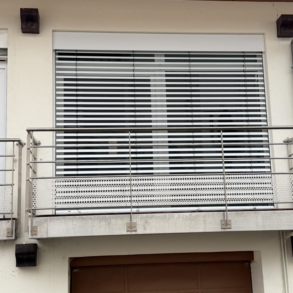 Pose d&rsquo;un BSO en aluminium à manoeuvre électrique filaire de marque ROMA à Colmar près de Wettolsheim.