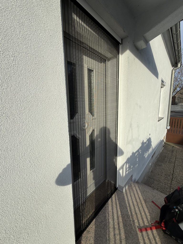 Pose d&rsquo;une moustiquaire plissée à manoeuvre par tirage direct latéral à Wolfgantzen proche de Widensolen.