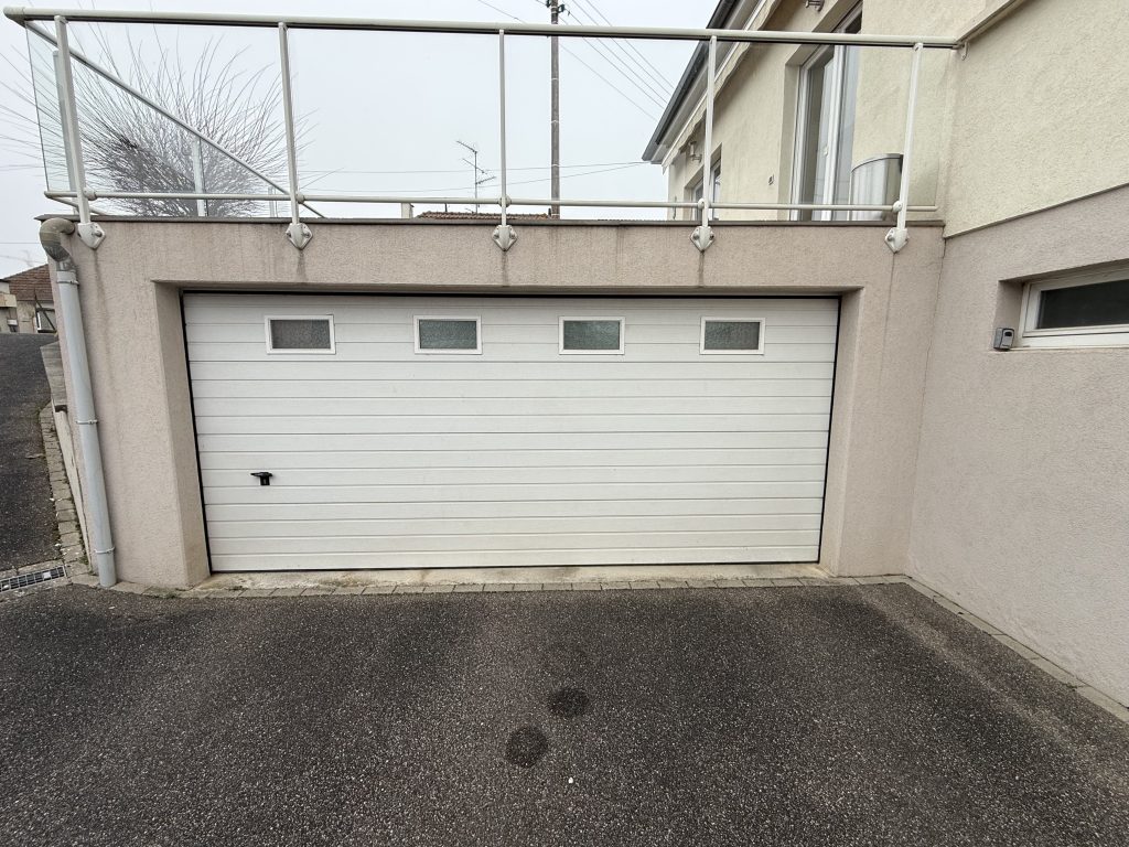 Remplacement rail d&rsquo;entraînement et moteur porte garage sectionnelle Colmar
