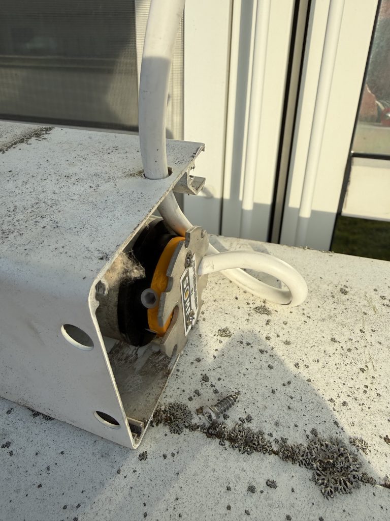 Remplacement d&rsquo;un moteur d&rsquo;un store coffre extérieur vertical à guidage rigide à Colmar à proximité de Horbourg-Wihr.