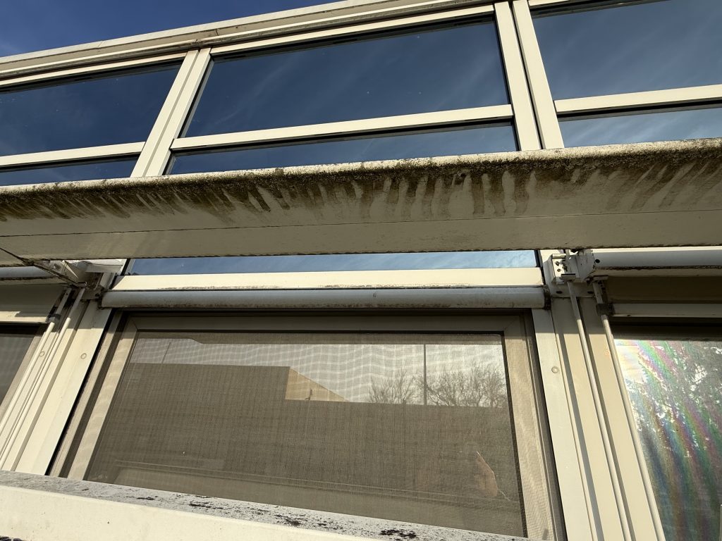 Remplacement d’un moteur d’un store coffre extérieur vertical à guidage rigide à Colmar à proximité de Horbourg-Wihr. Remplacement d’un moteur d’un store coffre extérieur vertical à guidage rigide à Colmar à proximité de Horbourg-Wihr.