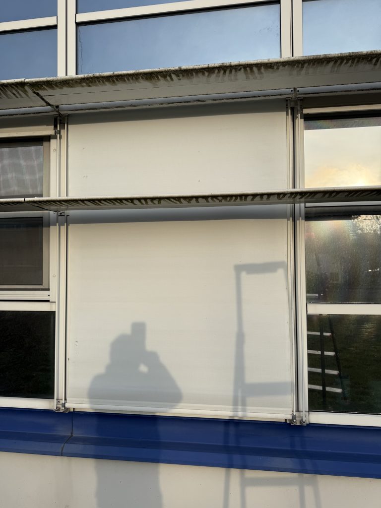 Remplacement d’un moteur d’un store coffre extérieur vertical à guidage rigide à Colmar à proximité de Horbourg-Wihr. Remplacement d’un moteur d’un store coffre extérieur vertical à guidage rigide à Colmar à proximité de Horbourg-Wihr.