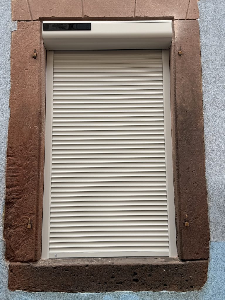 Pose d&rsquo;un volet roulant électrique à énergie solaire avec à verrous métalliques à Guebwiller non loin de Soultz