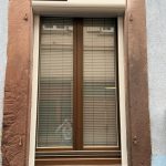 Pose d&rsquo;un volet roulant électrique à énergie solaire avec à verrous métalliques à Guebwiller non loin de Soultz