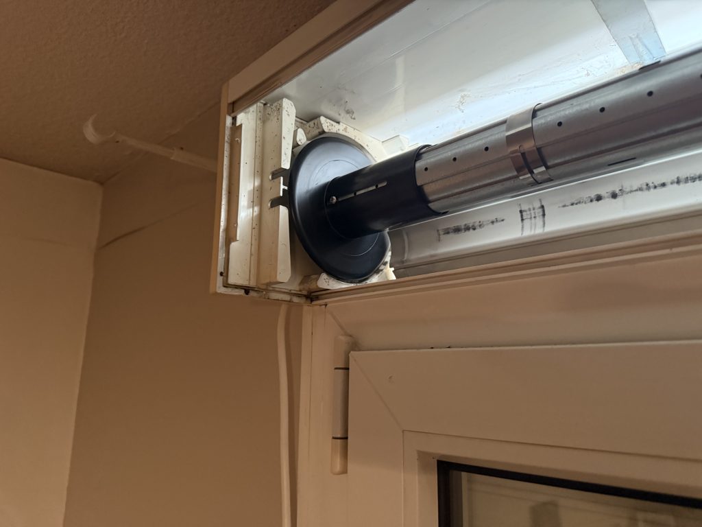 Pose d’un axe motorisé en lieu et place d’un volet roulant manuel à Guebwiller près de Orschwihr. Pose d’un axe motorisé en lieu et place d’un volet roulant manuel à Guebwiller près de Orschwihr.