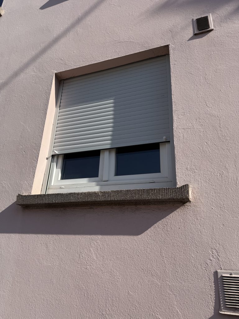 Remplacement de volets roulants à lames PVC et manoeuvre treuil à Horbourg-Wihr à côté de Bischwihr. Remplacement de volets roulants à lames PVC et manoeuvre treuil à Horbourg-Wihr à côté de Bischwihr.