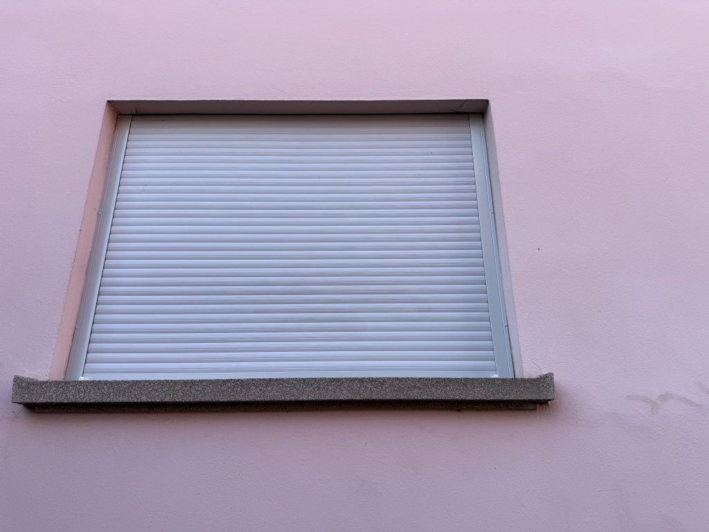 Remplacement de volets roulants à lames PVC et manoeuvre treuil à Horbourg-Wihr à côté de Bischwihr. Remplacement de volets roulants à lames PVC et manoeuvre treuil à Horbourg-Wihr à côté de Bischwihr.