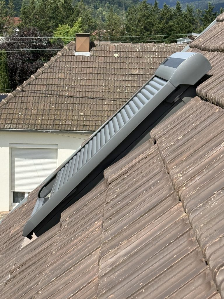 Pose d&rsquo;un volet roulant électrique solaire Velux à Wintzenheim non loin de Ingersheim
