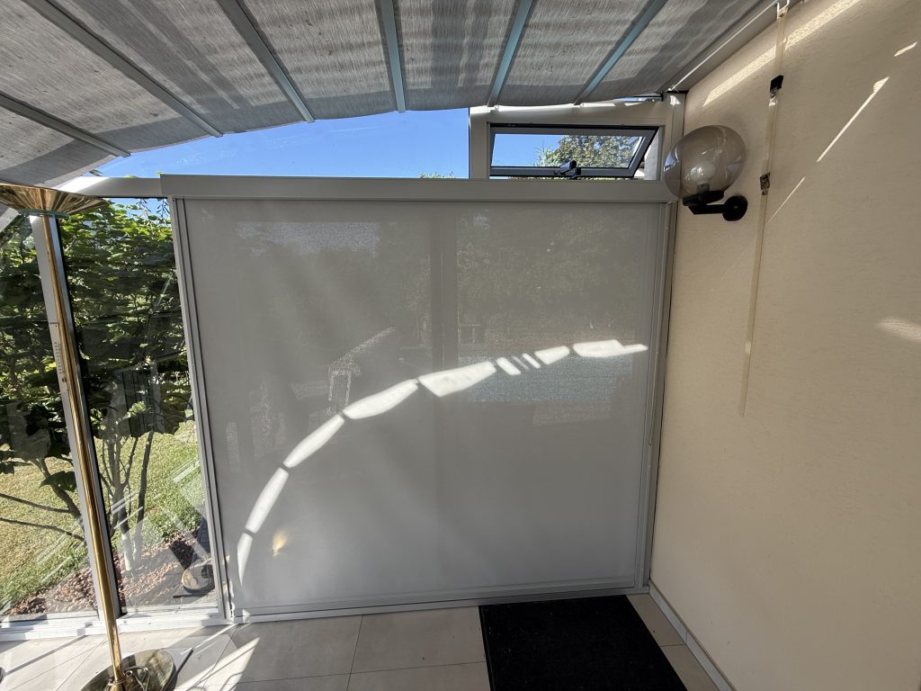 Installation d&rsquo;une protection solaire de type store coffre vertical en toile micro-perforée Soltis 99 à Turckheim près de Zimmerbach.