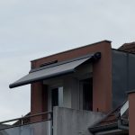 Installation d&rsquo;un store coffre de terrasse à motorisation solaire à Colmar près de Horbourg-Wihr