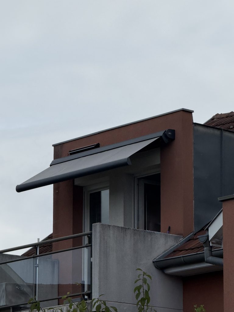 Installation d’un store coffre de terrasse à motorisation solaire à Colmar près de Horbourg-Wihr Installation d’un store coffre de terrasse à motorisation solaire à Colmar près de Horbourg-Wihr