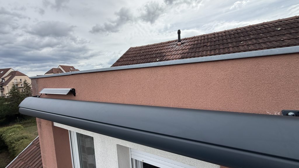 Installation d&rsquo;un store coffre de terrasse à motorisation solaire à Colmar près de Horbourg-Wihr