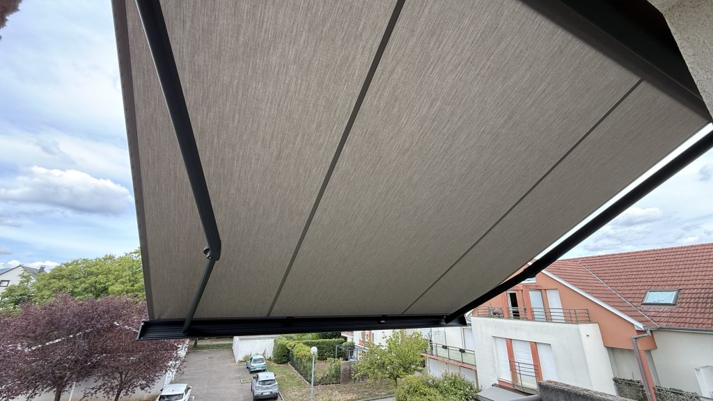 Installation d’un store coffre de terrasse à motorisation solaire à Colmar près de Horbourg-Wihr Installation d’un store coffre de terrasse à motorisation solaire à Colmar près de Horbourg-Wihr