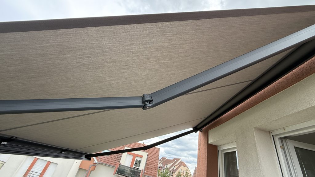 Installation d’un store coffre de terrasse à motorisation solaire à Colmar près de Horbourg-Wihr Installation d’un store coffre de terrasse à motorisation solaire à Colmar près de Horbourg-Wihr