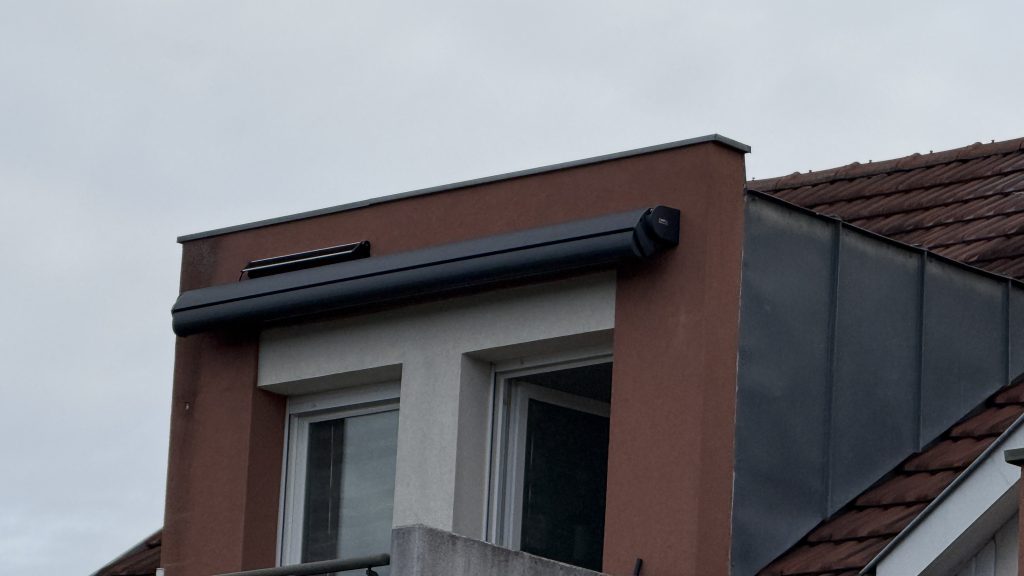 Installation d’un store coffre de terrasse à motorisation solaire à Colmar près de Horbourg-Wihr Installation d’un store coffre de terrasse à motorisation solaire à Colmar près de Horbourg-Wihr
